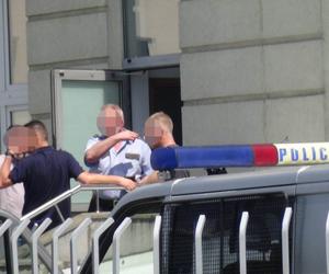 Alarm w Piasecznie! Więzień pobił policjanta i uciekł sprzed sądu!