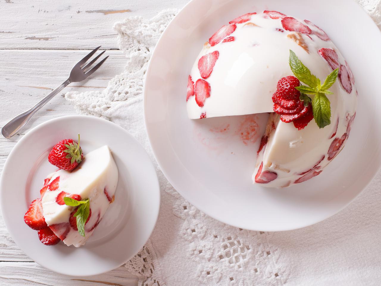 Owocowy śmietanowiec z truskawkami i galaretką - przepis na ciasto bez pieczenia [QUIZ]