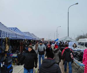 Giełda samochodowa w Łodzi. Przyciąga klientów, ale sprzedawcy nie są zadowoleni