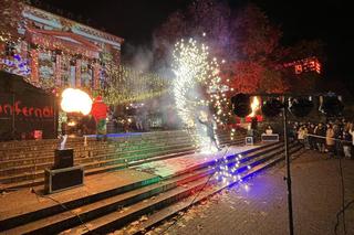 Betlejem Poznańskie 2023. Zimowe Fire Show na placu Wolności w Poznaniu