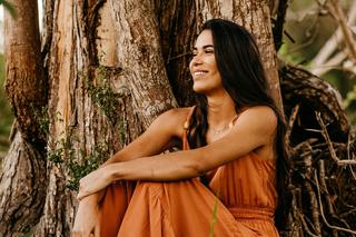 Luźna, drapowana maxi świetnie zasłoni brzuszek i pełne biodra 