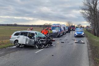 Jechał prawidłowo, zginął po zderzeniu z BMW. Widok rozbitych pojazdów przeraża