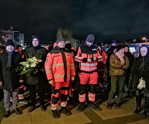 Siedlczanie wyrazili swój sprzeciw przeciwko agresji i wsparcie dla rodziny ratownika medycznego, który zginął w ataku nożownika