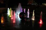 Nowa fontanna w Skwerze Adamowicza cieszy oczy. Wieczorne oświetlenie robi wrażenie