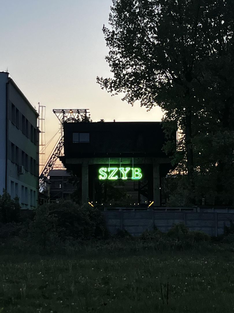 Neon Szyb na Bolko Loft w Bytomiu