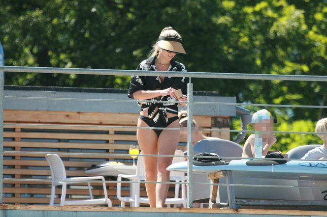 Marlena Muranowicz, wkrótce była żona Mroczka w bikini na plaży.