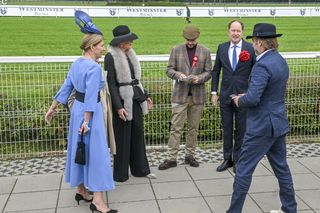 Trzaskowski w kaszkiecie na wyścigach konnych