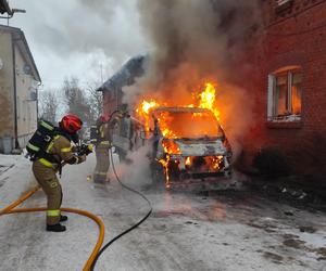 Auto spłonęło między budynkami mieszkalnymi w Braniewie 