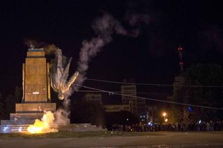 W Charkowie obalono pomnik Lenina. Śpiewano Putin ch...