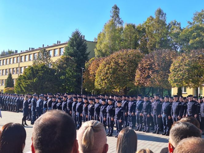 Uroczyste zakończenie szkolenia policyjnego w Katowicach. Ponad 200 nowych policjnatów