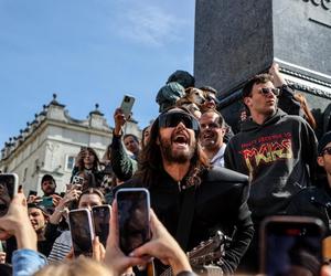 Jared Leto zagrał spontaniczny koncert pod pomnikiem Mickiewicza w Krakowie