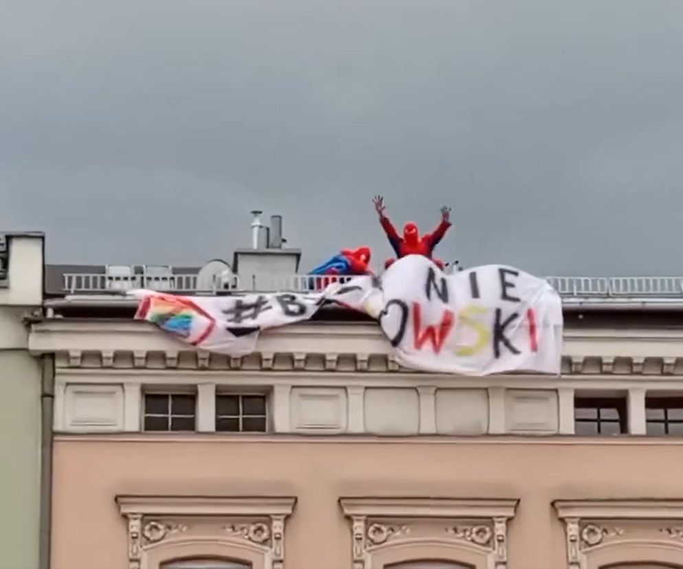 Dwóch Spider-Manów w Gliwicach z banerem przeciw Trzaskowskiemu