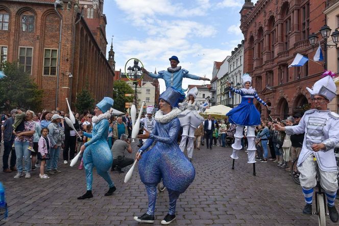Kolorowa parada na otwarcie Dni Torunia. Przeszła przez serce toruńskiej starówki