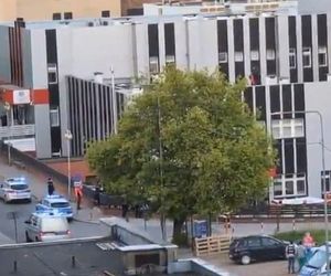 Mężczyzna chodził po dachu szpitala w Warszawie i spadł. Strażacy nie mogli rozłożyć skokochronu