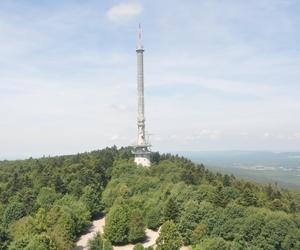 Na Świętym Krzyżu mieści się największa wieża radiowo-telewizyjna w Polsce