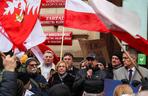 Kraków. Protest w obronie mediów publicznych. Barbara Nowak: „Zawszańcy nas sprzedali”, zgromadzeni: „Wolna Polska!”