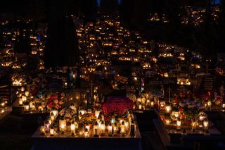 Tysiące zniczy rozświetliło polskie cmentarze. Niezwykły widok po zmroku