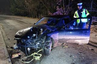 Fatalny wypadek koło Kamiennej Góry. Kierowca osobówki uderzył w trzy drzewa, oszukał przeznaczenie