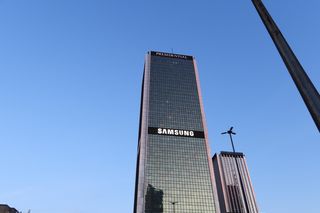 Wdrapał się na szczyt wieżowca w Warszawie