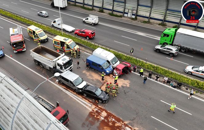 Karambol na S8 w Warszawie. Lądował śmigłowiec LPR. Zderzenie ośmiu pojazdów przed mostem