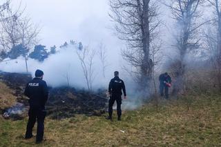 Policjanci gasili pożar