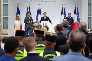 Macron alarmuje: Wolność nigdy nie była tak zagrożona od 1945 roku