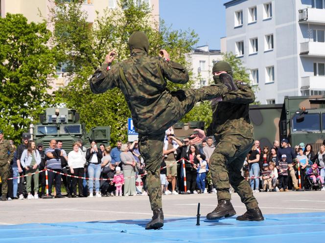 Ponad stu żołnierzy na Placu Solidarności w Olsztynie. Złożyli uroczystą przysięgę [ZDJĘCIA]