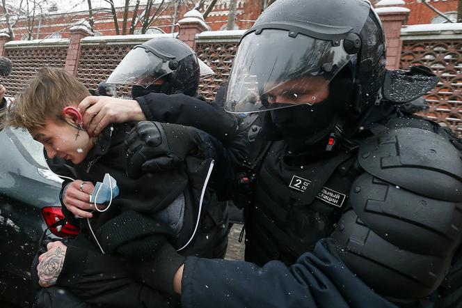 Policja Putina TORTURUJE demonstrantów?! DUSZENIE reklamówką, zamykanie w klatce