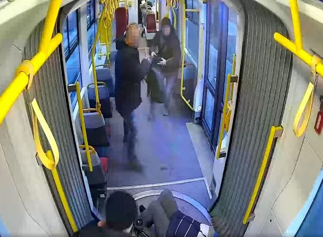 Szokujące sceny z tramwaju w Warszawie. Opublikowano właśnie nagranie. „Trzymaj się mocno”
