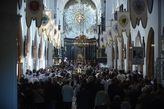 RELACJA NA ŻYWO - POGRZEB ABP. GOCŁOWSKIEGO.