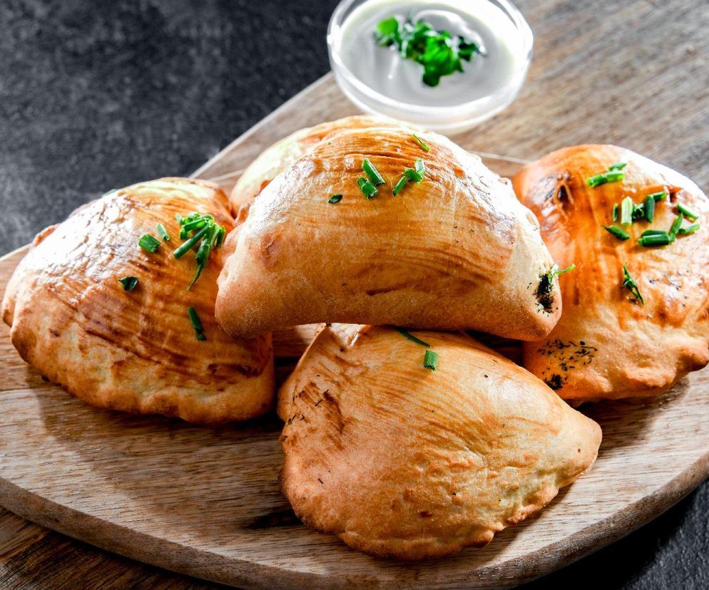 Pierożki drożdżowe ze świeżymi grzybami i kiszoną kapustą: przepis