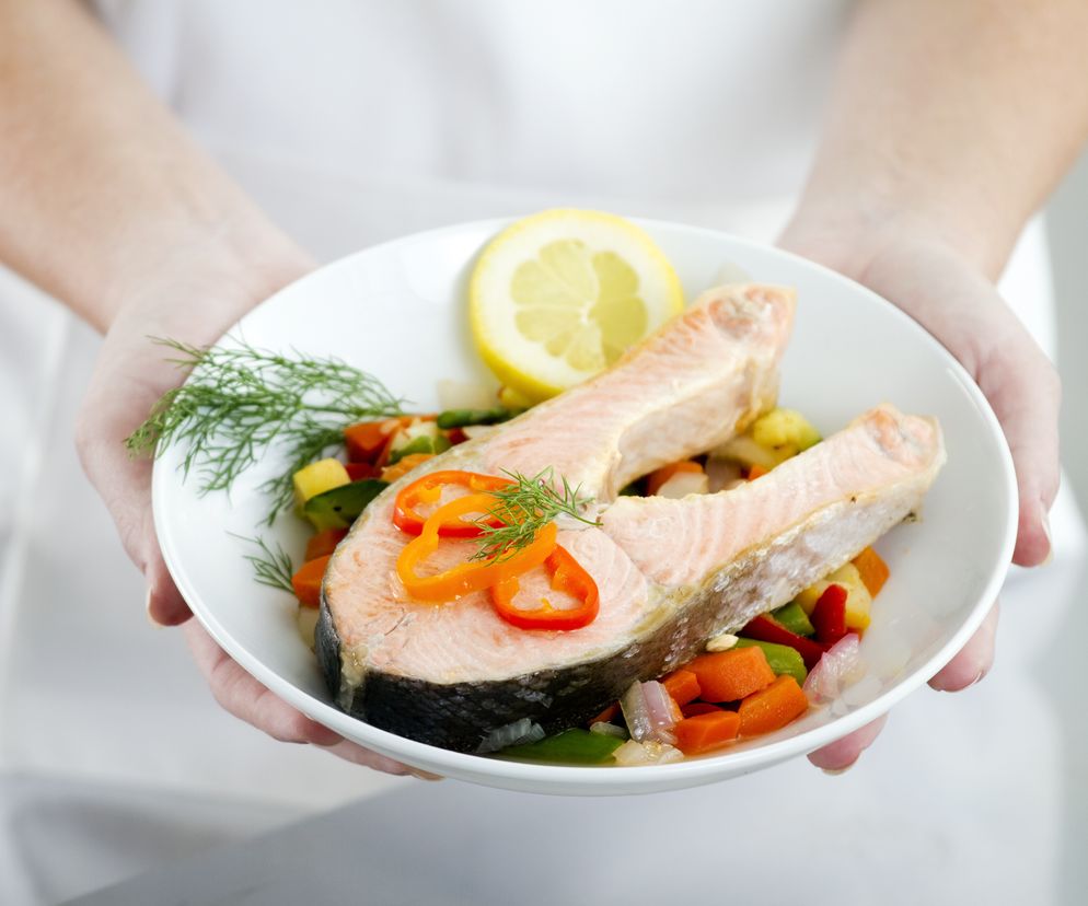Jedzenie RYB w czasie CIĄŻY: czy ryby i owoce morza powinny zniknąć z diety przyszłej mamy?