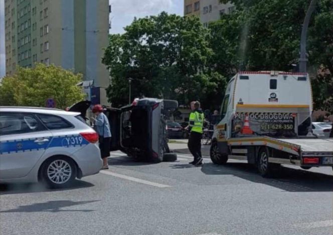 Kolizja na Sokołowskiej w Siedlcach. Jedno auto przewróciło się na bok
