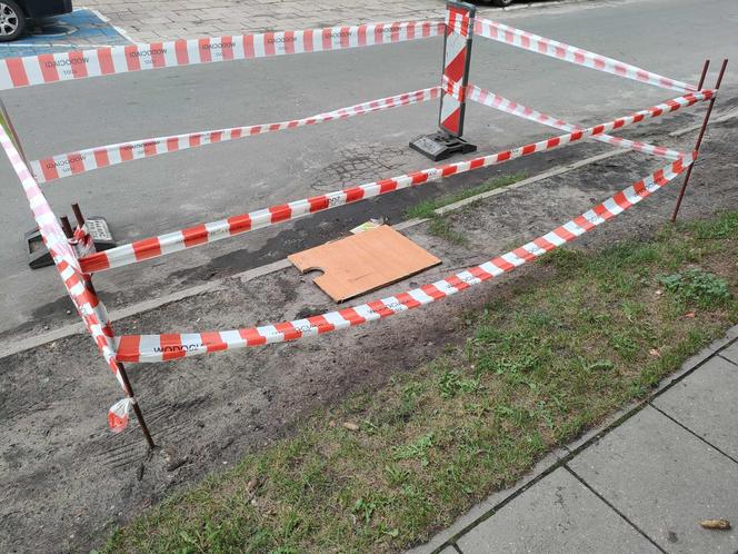 Kilkumetrowa dziura tuż przy nawierzchni. Wielkie zapadlisko w Łodzi