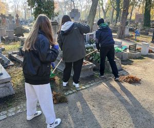 Uczniowie w czasie lekcji posprzątali Cmentarz Starofarny w Bydgoszczy. To dla nich ważna szkoła!