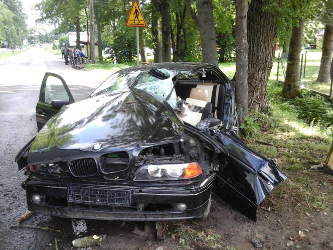 Rudka w powiecie bielskim. BMW uderzyło w drzewo. Kierowca w szpitalu