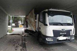 Dostawczak nie zmieścił się pod mostem. W tył auta wjechała osobówka 