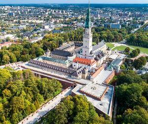 Dary lasu dla księży z Jasnej Góry. Przedmioty ze srebra i bursztynu, do tego kosze pełne łakoci