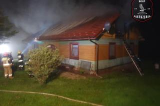 Potężny pożar w Kąśnej Dolnej. Ponad 50 strażaków gasiło płonący drewniany dom