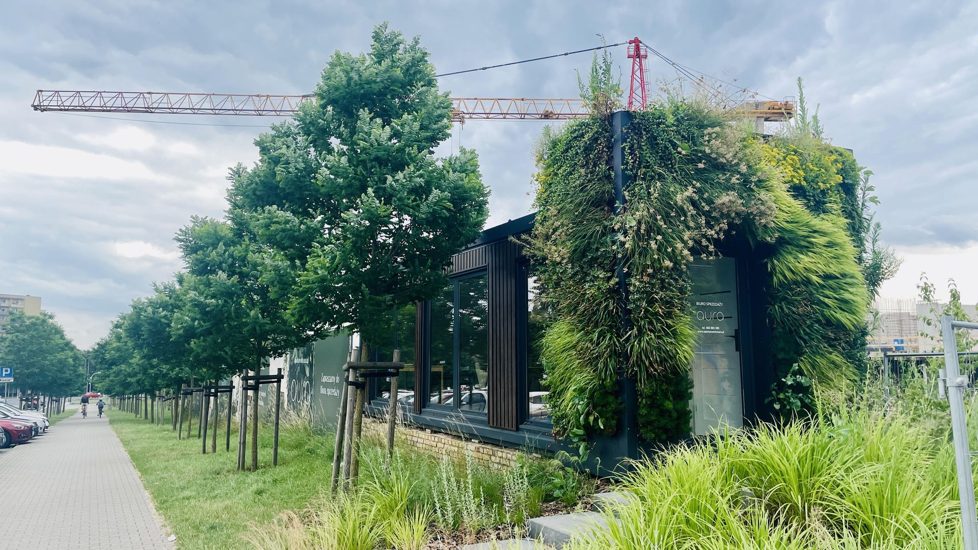 Aura w Poznaniu - aparthotel i zielona fasada