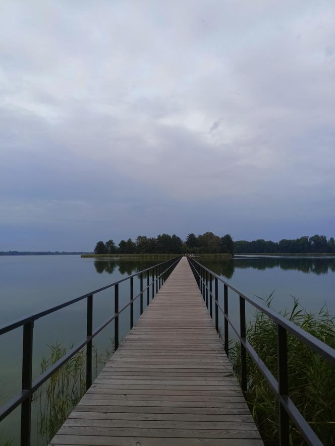 Zobacz, jak wygląda pomost w Słupcy. Drewniane okręgi cały czas przyciągają turystów!