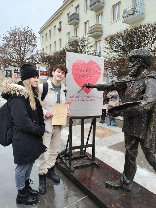 Walentynkowa rzeźba na Placu Artystów w Kielcach