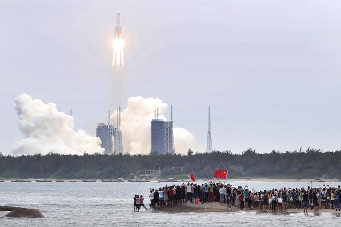 Fragmenty chińskiej rakiety spadły w niedzielę na Ziemię. Gdzie uderzyły?