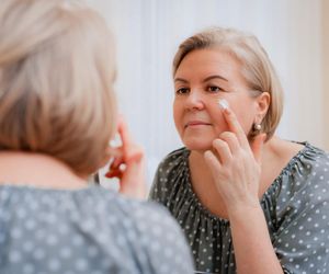 Ubijam, dodaję 1 łyżkę i nakładam na twarz. Zmarszczki znikają jak po botoksie, a cera jest gładka jak u 20-latki