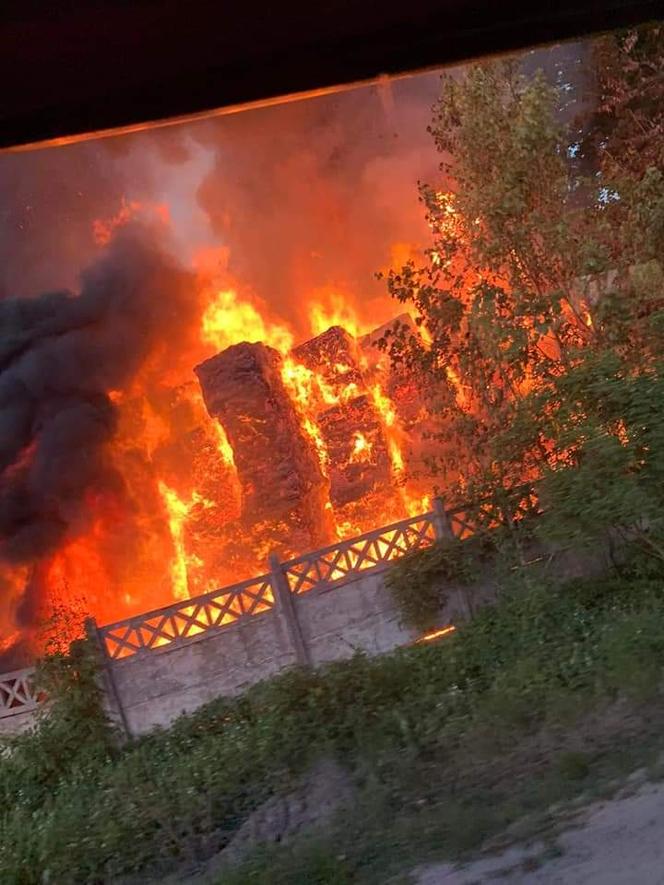 Potężny pożar w Cichoradzu pod Toruniem. Zdjęcia z akcji strażaków 