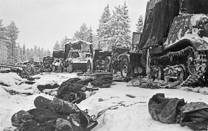 Zamarznięte zwłoki żołnierzy radzieckich i zniszczona kolumna czołgów po starciu na drodze Raate, które udowodniło skuteczność fińskiej taktyki. Styczeń, 1940. 