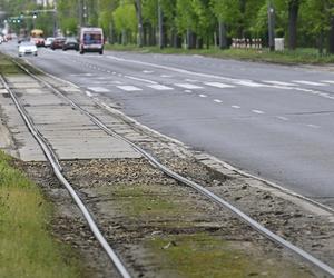 Katastrofalny stan torowiska na al. Waszyngtona. Tramwajarze naprawią tylko fragmenty 