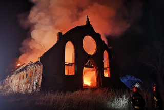Pożar zniszczył unikatowy zabytek z pałacowego zespołu rodu Donhoffów [ZDJĘCIA]