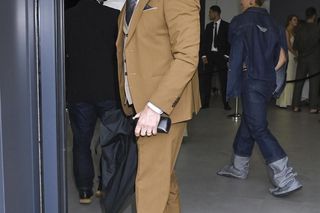 Siwy i z wąsem. Cezary Pazura wywołał poruszenie nowym wyglądem. To naprawdę on?