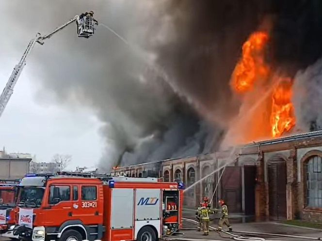 Pożar na Przeróbce. Płonie hala Zakładów Naprawczych Taboru Kolejowego i Miejskiego 